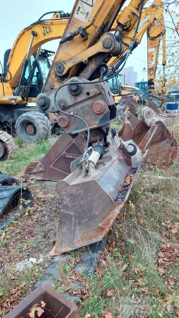 JCB JS 220 LC Гусеничні екскаватори