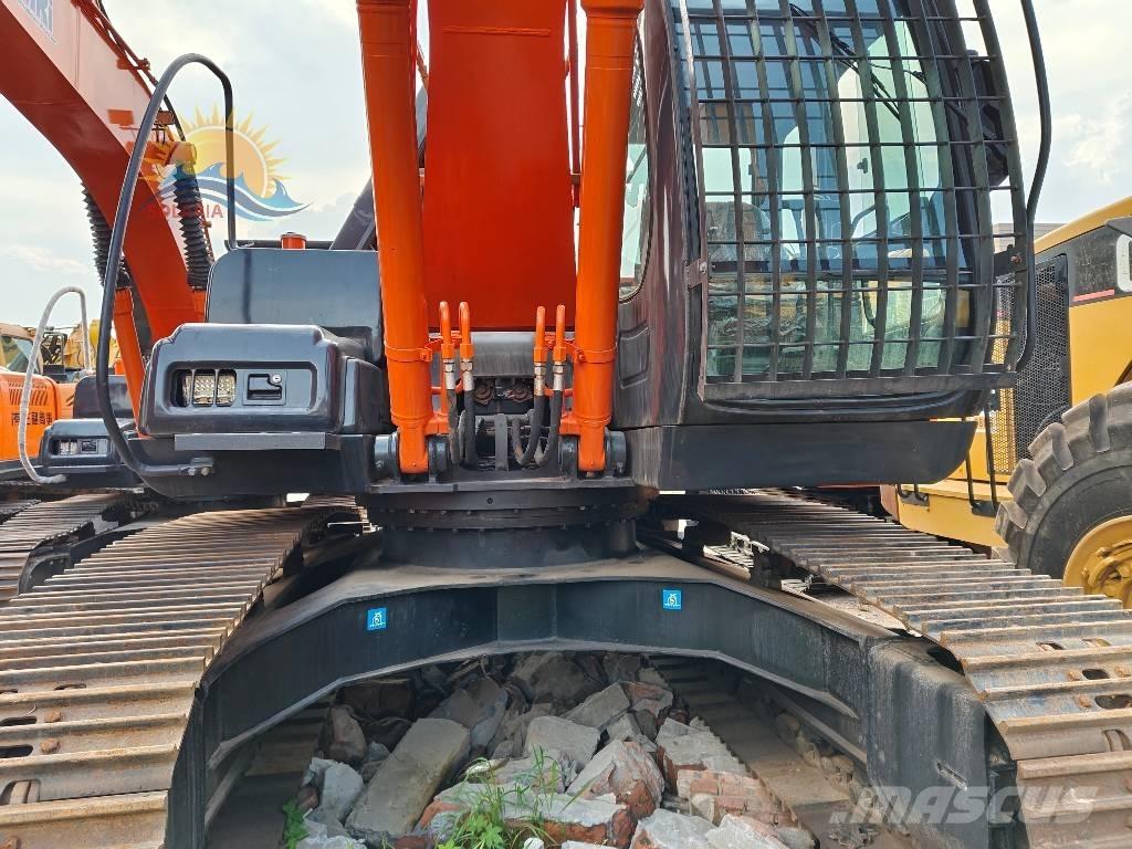 Hitachi ZX 200 Гусеничні екскаватори