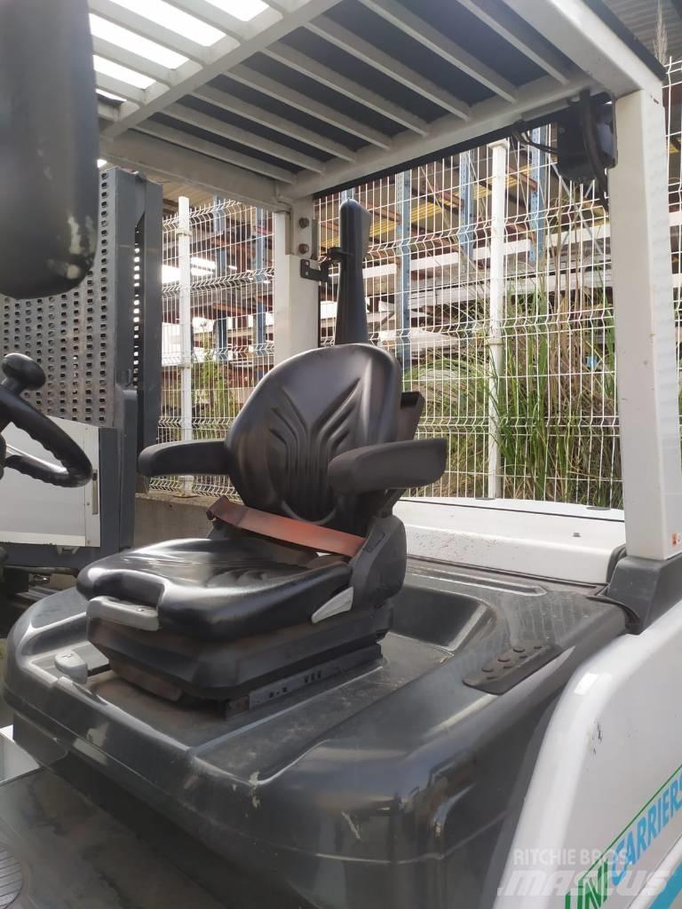 UniCarriers D1F4A40Q Бокові навантажувачі