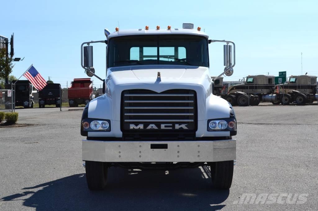 Mack Granite GU 713 Тягачі