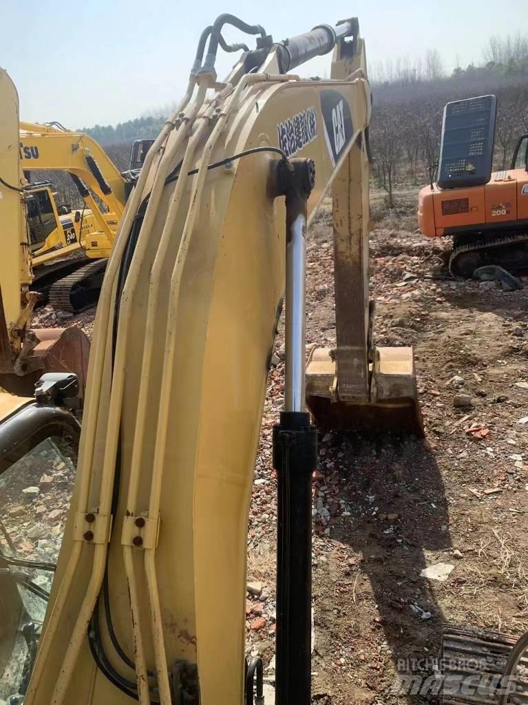 CAT 323D2 Гусеничні екскаватори