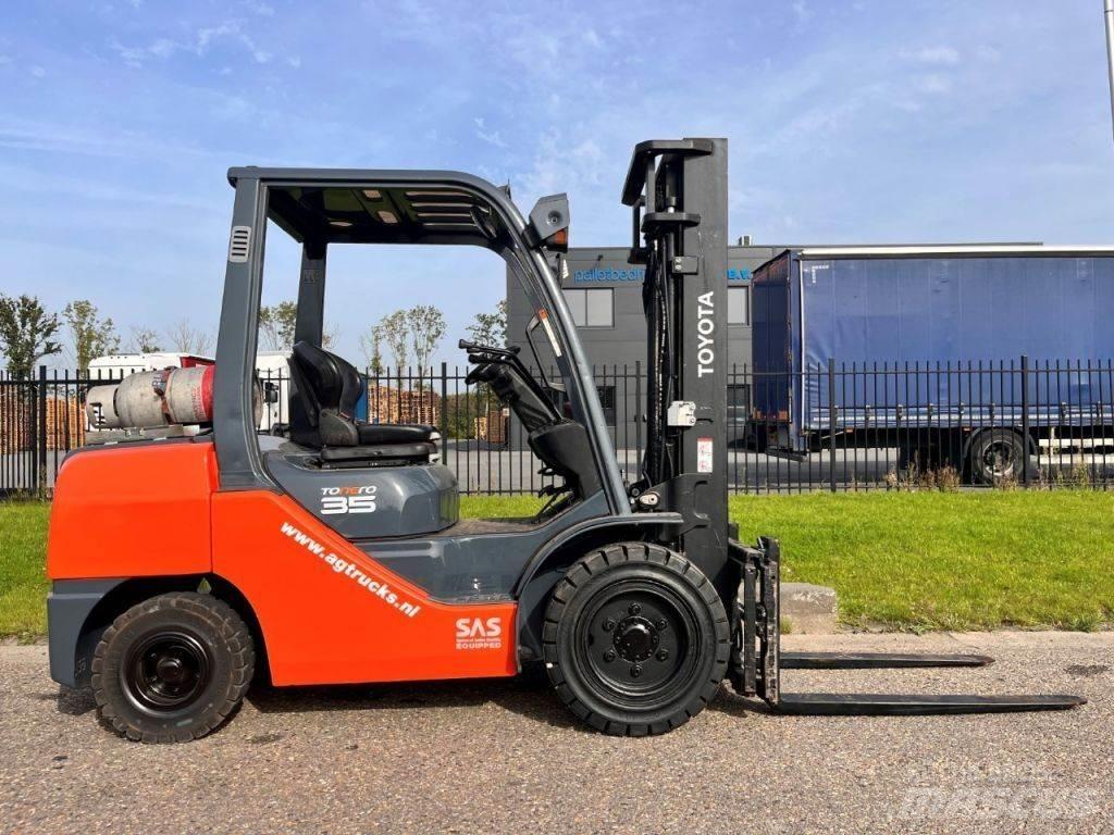 Toyota 02- 8FGJF35 Газові навантажувачі