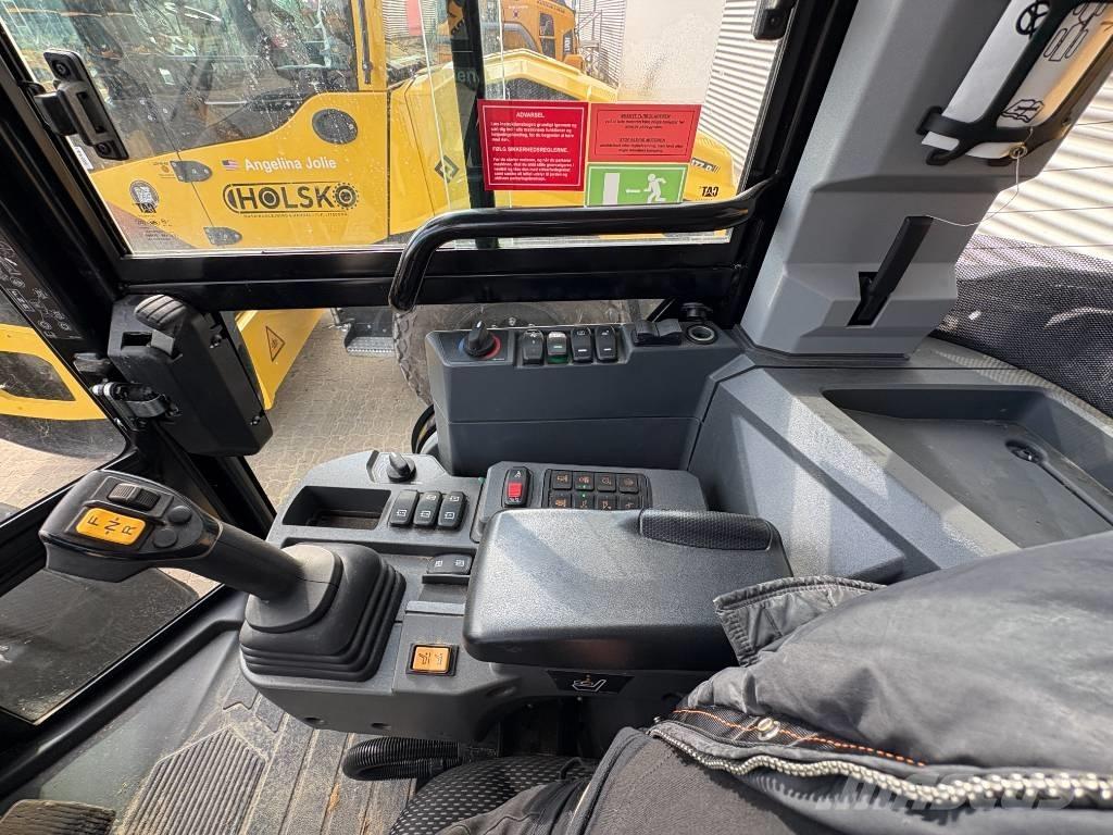 CAT 906 Фронтальні навантажувачі