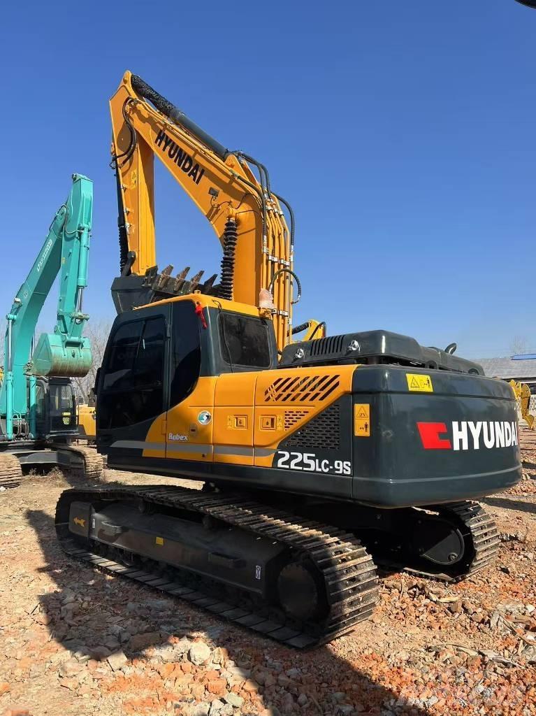 Hyundai 225-9 Гусеничні екскаватори