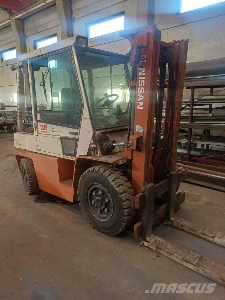 Nissan 33 U Дизельні навантажувачі