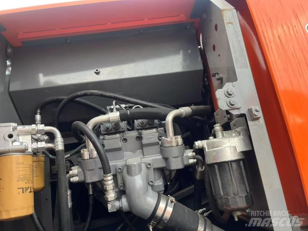 Hitachi zx200 Гусеничні екскаватори