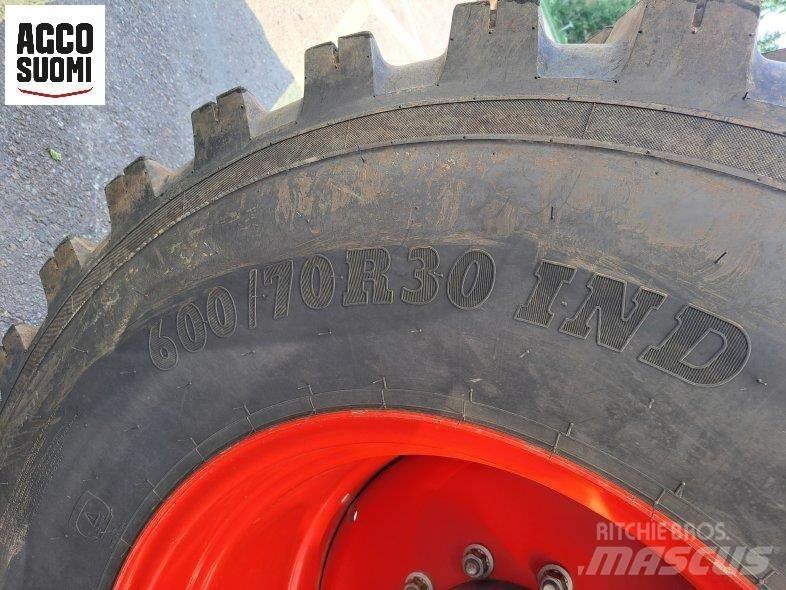 Fendt 826 PROFI+ Трактори