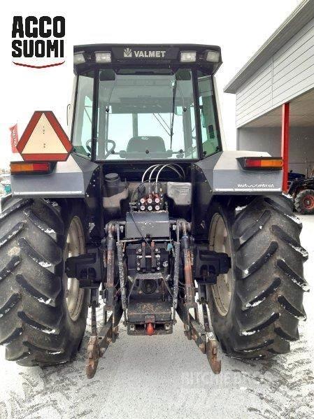 Valtra 8300 Трактори