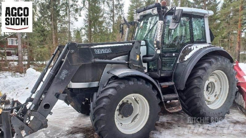 Valtra M150 Трактори