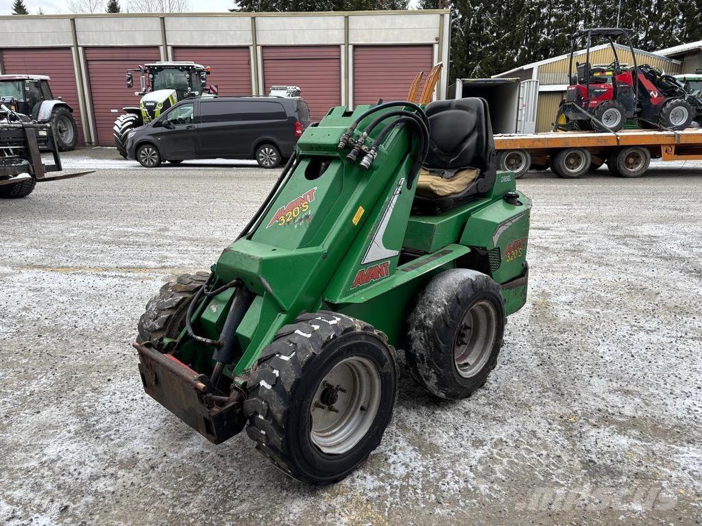 Avant 320 Багатофункціональне обладнання для вантажних і землекопальних робіт