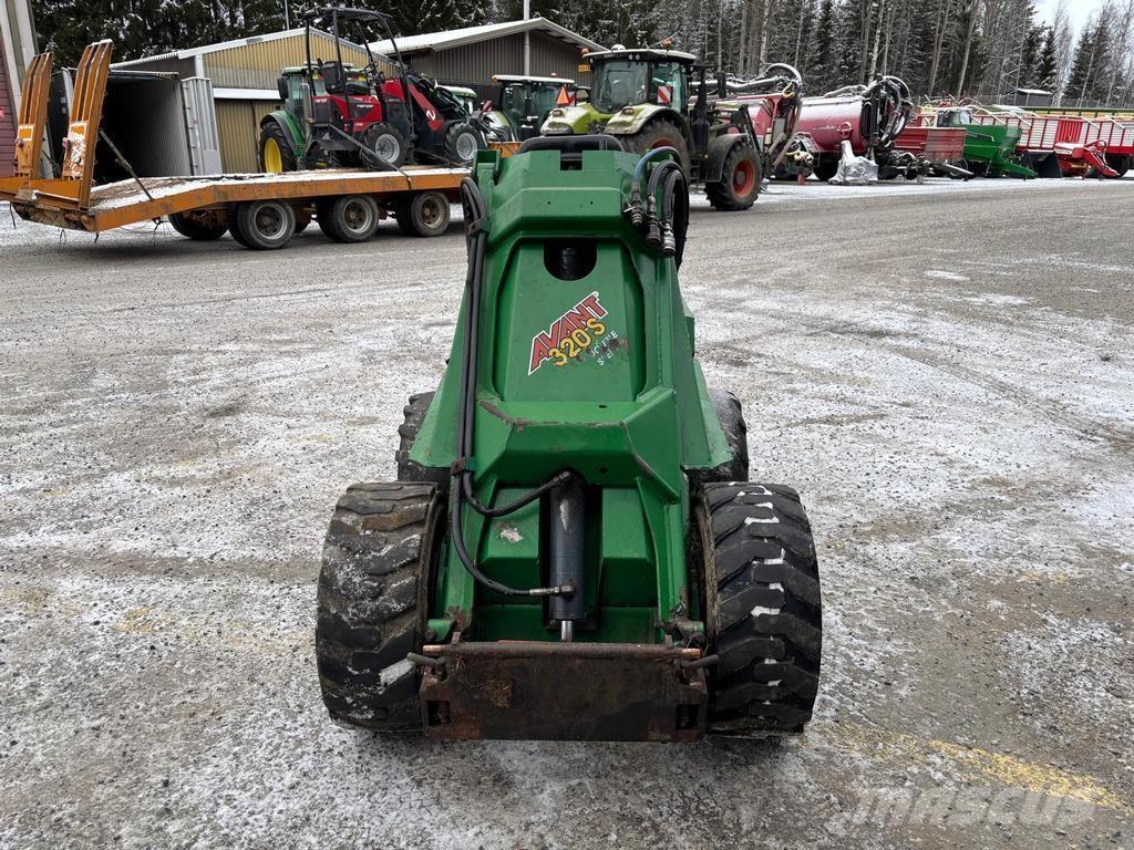 Avant 320 Багатофункціональне обладнання для вантажних і землекопальних робіт