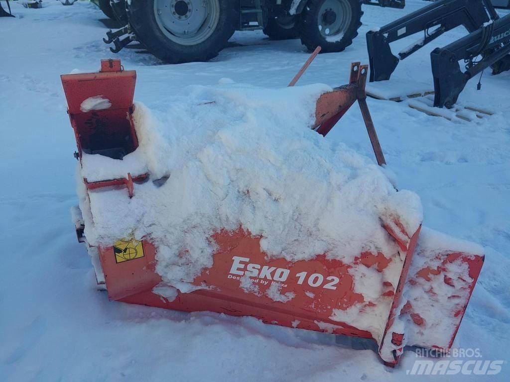 Esko 102 Снігомітли