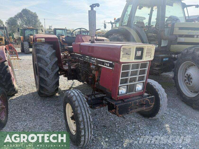 International 724 Трактори