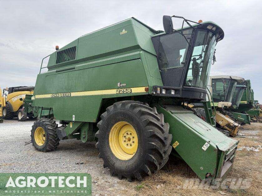 John Deere 2258 Трактори
