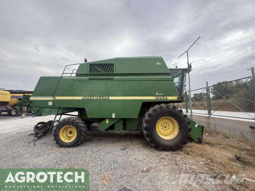 John Deere 2258 Трактори