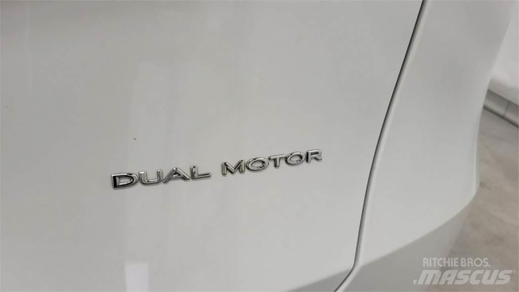 Tesla Y Автомобілі