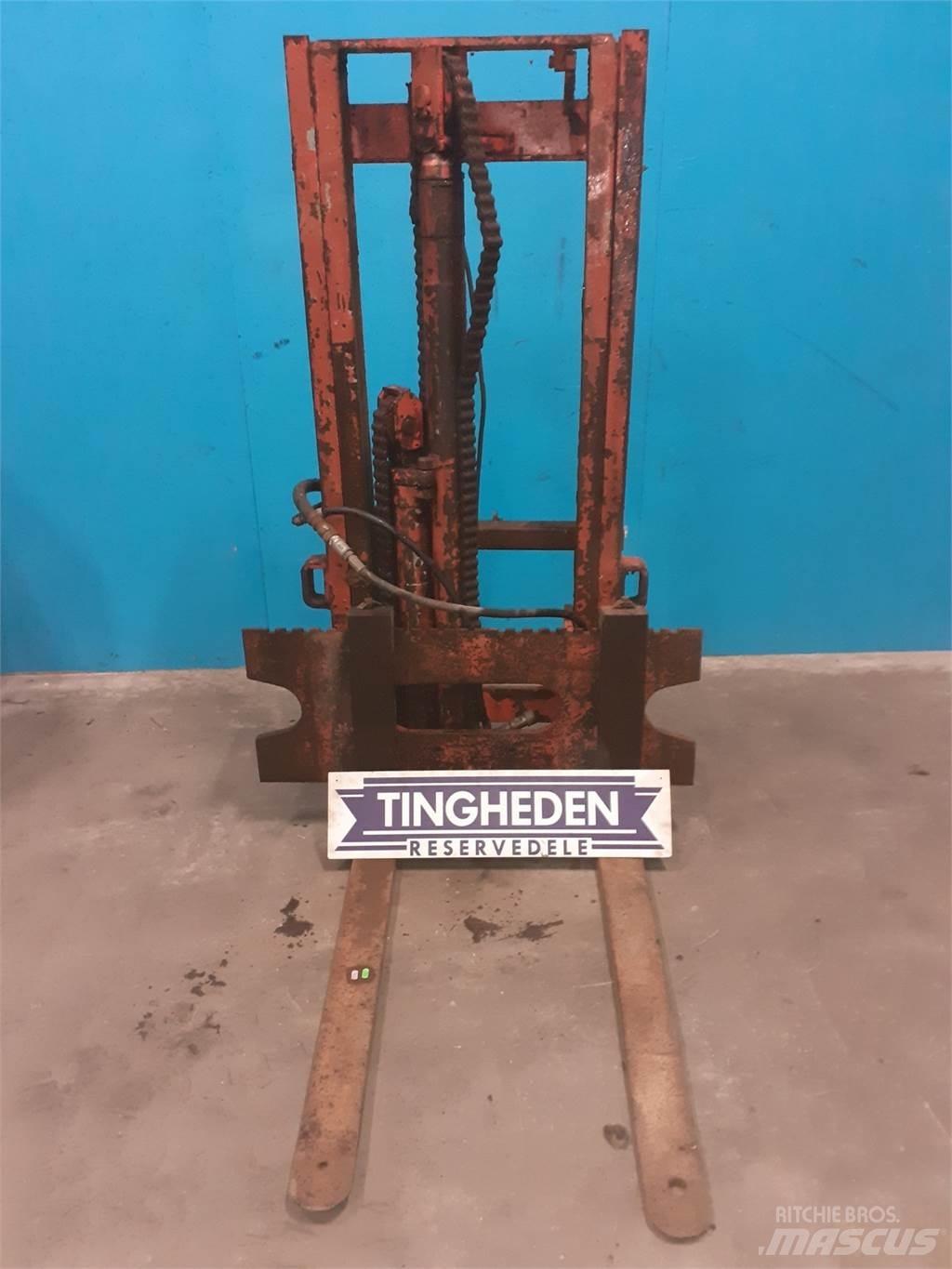  Byggelift Трактори