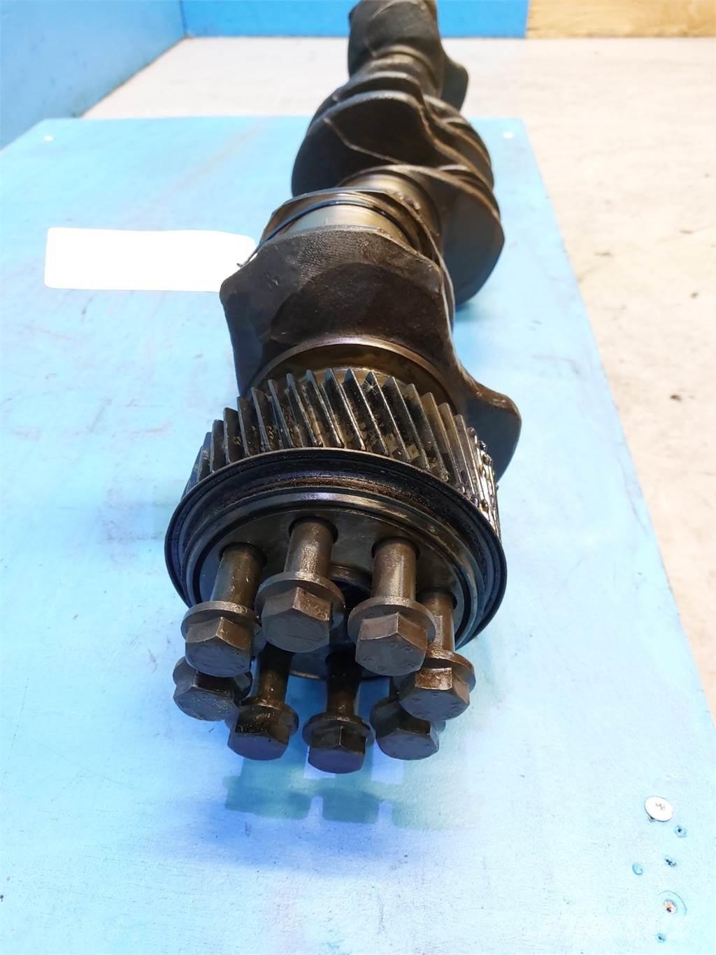 CASE 7010 Двигуни