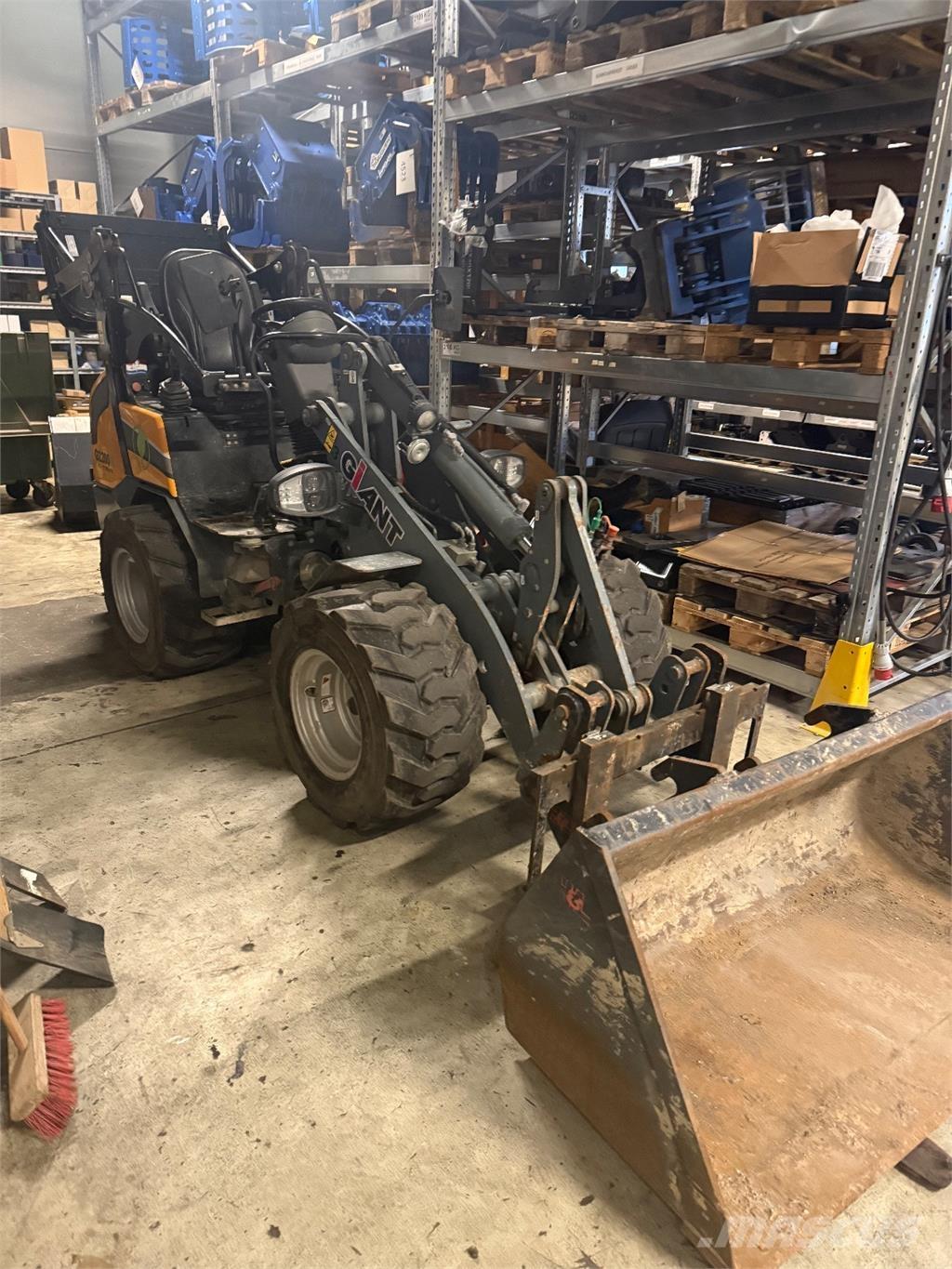 GiANT G2200E Малі навантажувачі