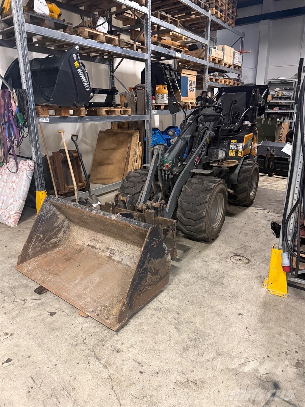 GiANT G2200E Малі навантажувачі