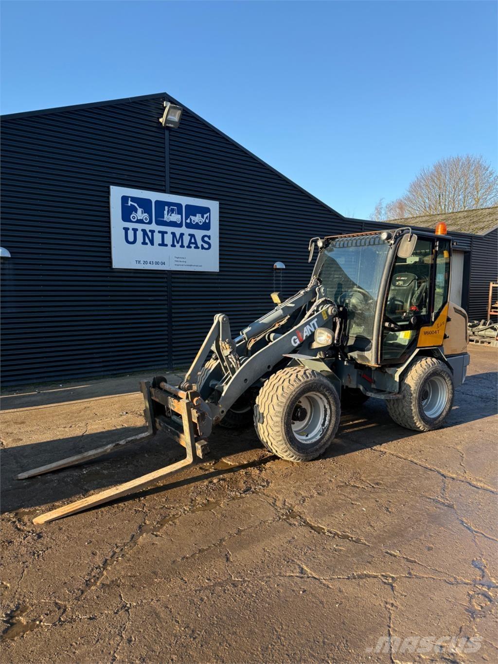 GiANT V6004 T Малі навантажувачі