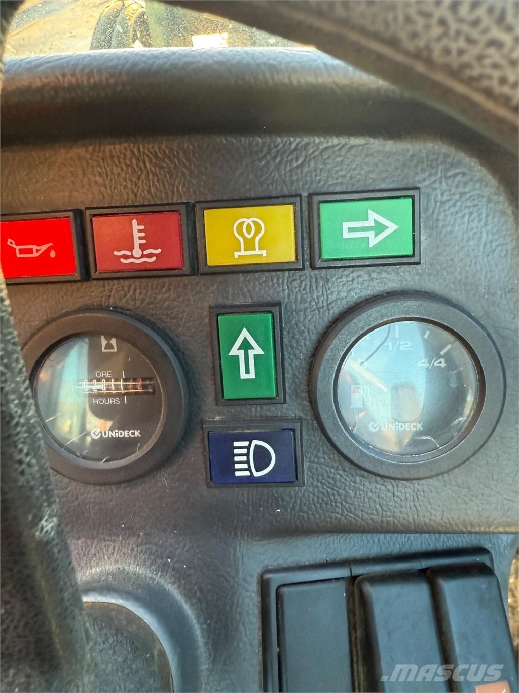 GiANT V6004 T Малі навантажувачі