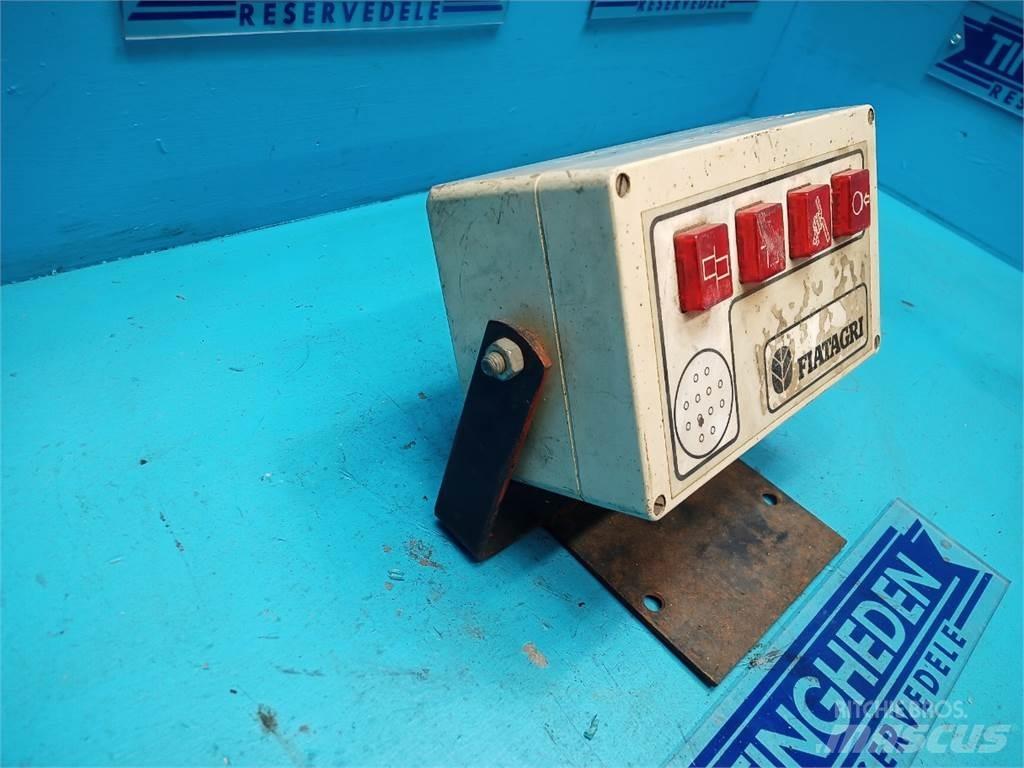 Hesston 4700 Електроніка