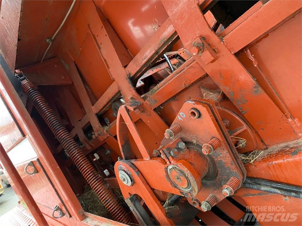 Hesston 4700 Тюкові прес-підбирачі