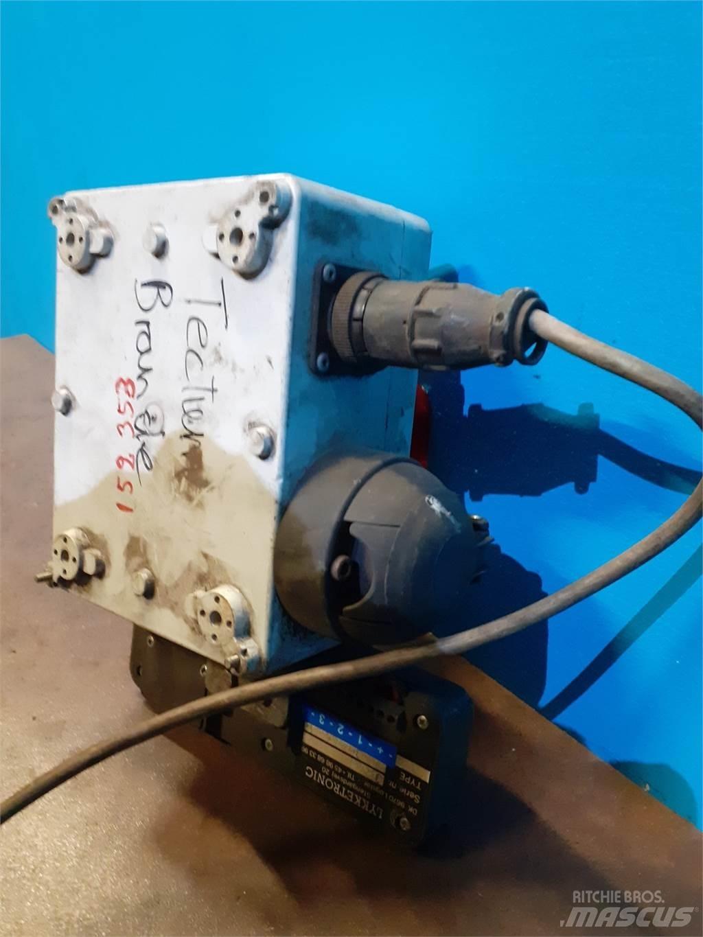 Hesston 4800 Електроніка