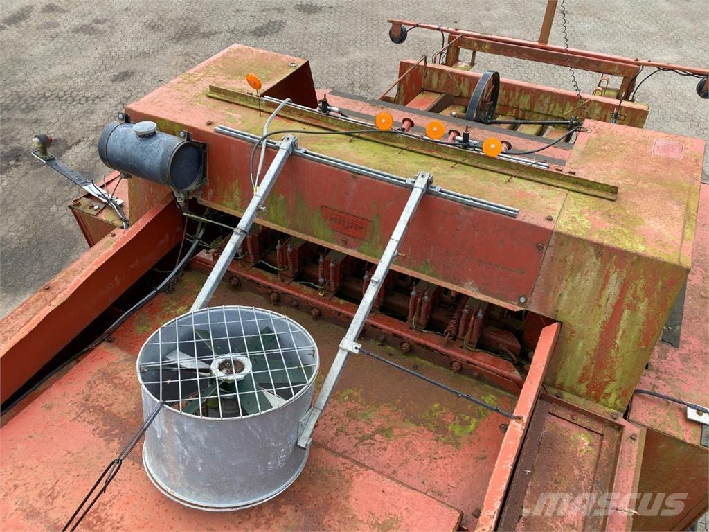 Hesston 4900 Тюкові прес-підбирачі