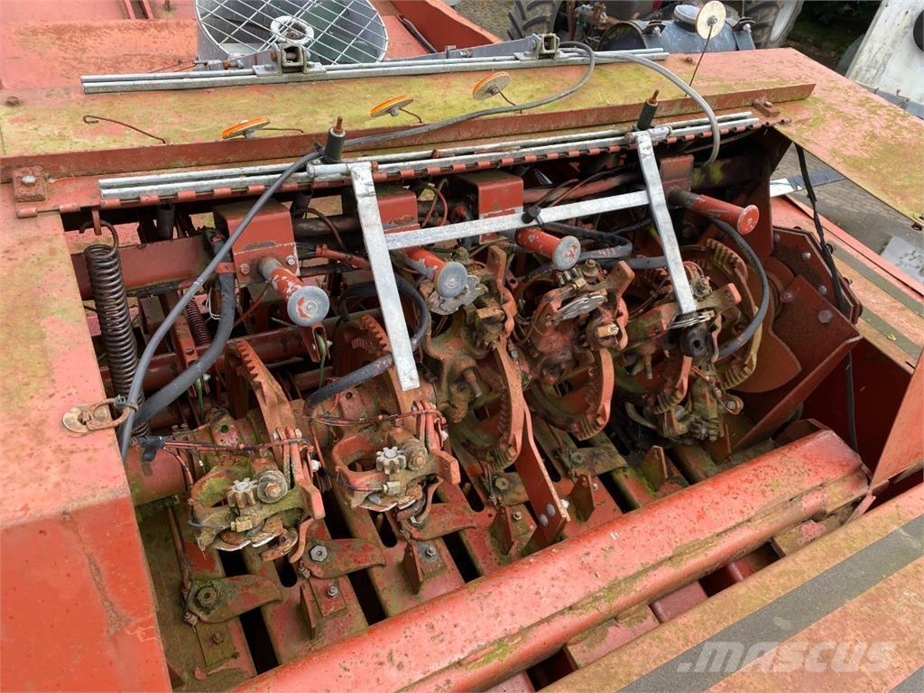 Hesston 4900 Тюкові прес-підбирачі