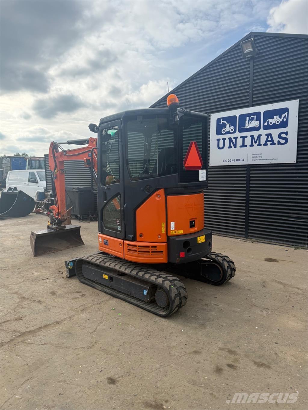 Hitachi ZX26U Міні-екскаватори < 7т