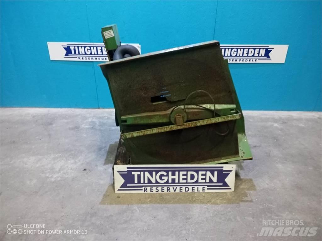 John Deere 1075 Кабіна