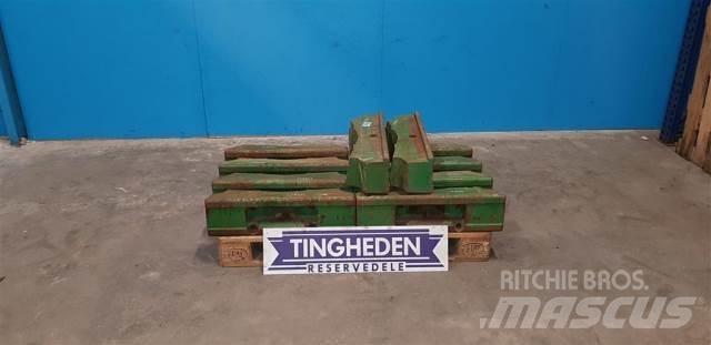John Deere 3040 Фронтальні ваги