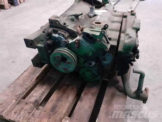 John Deere 4239 Двигуни