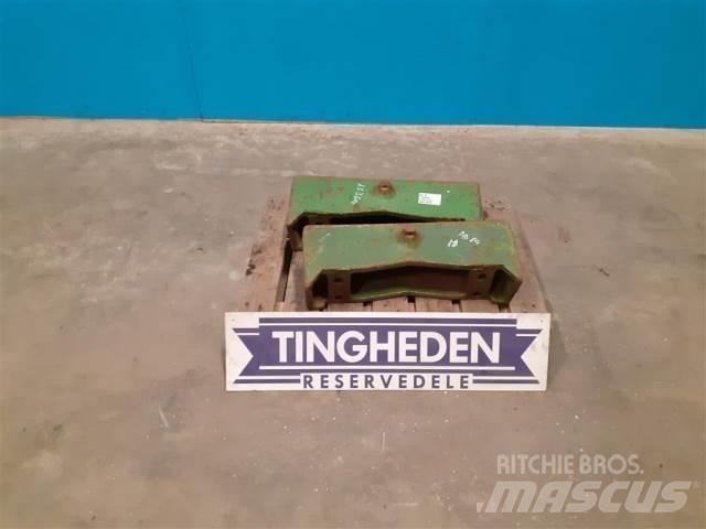 John Deere 4240 Фронтальні ваги