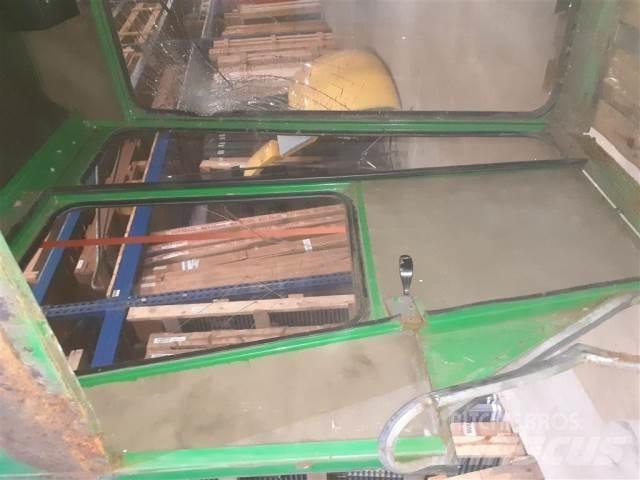 John Deere 955 Кабіна