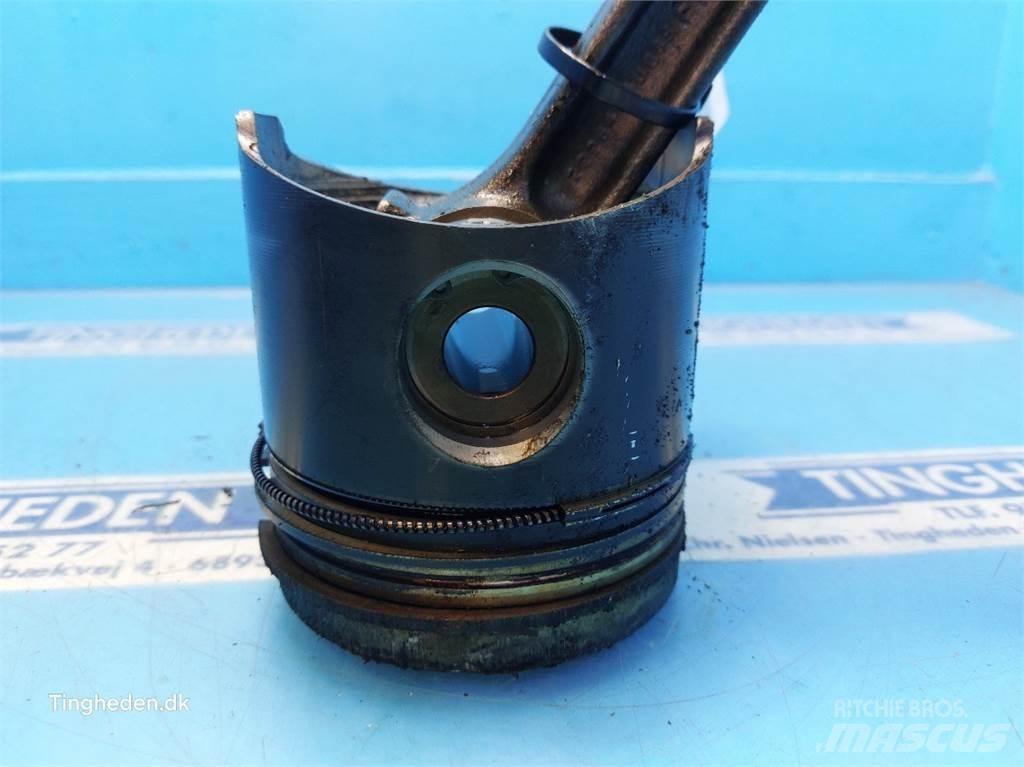 John Deere 955 Двигуни