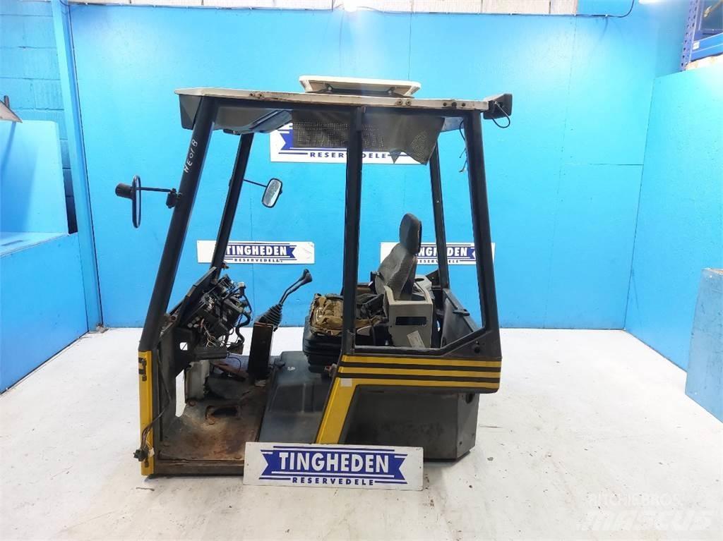 Kramer 712 Кабіна