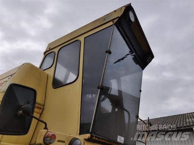 New Holland 1550 Кабіна