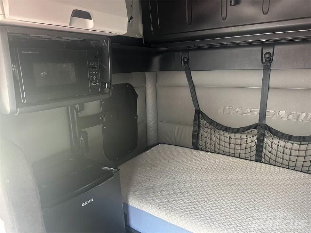 Freightliner CA126 Тягачі