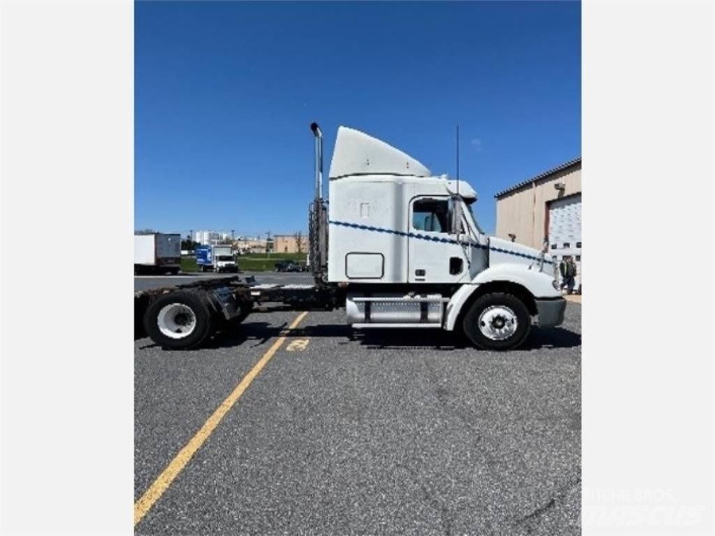Freightliner CL112G Тягачі