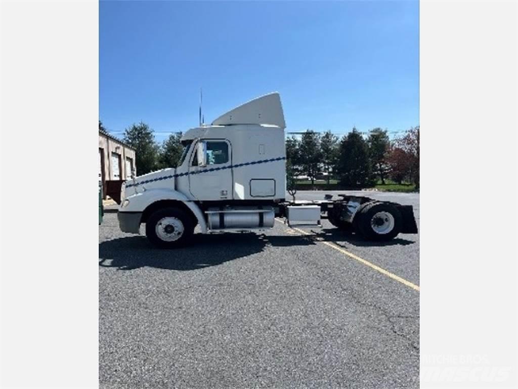 Freightliner CL112G Тягачі