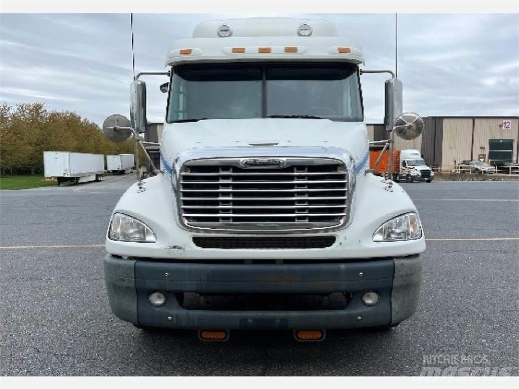 Freightliner CL112G Тягачі