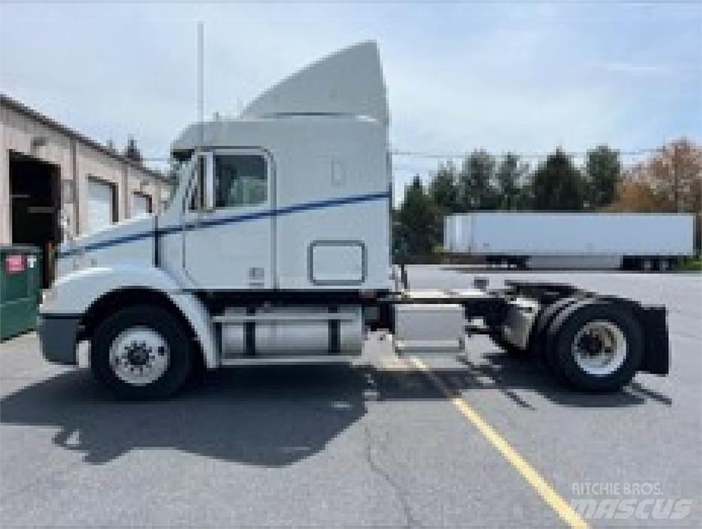 Freightliner CL112G Тягачі