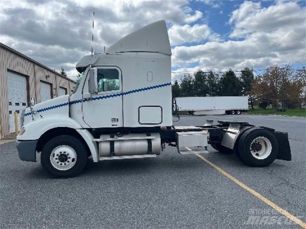 Freightliner CL112G Тягачі