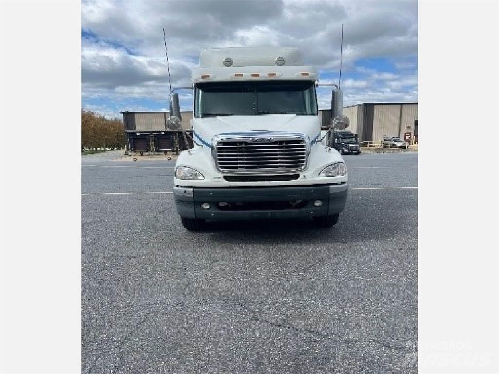Freightliner CL112G Тягачі