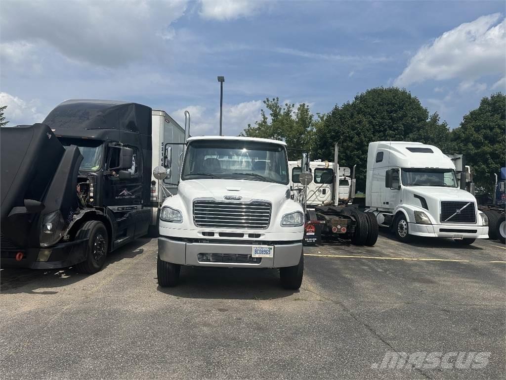 Freightliner M2 106 Тягачі