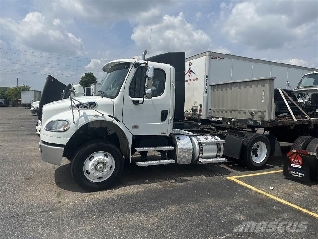 Freightliner M2 106 Тягачі