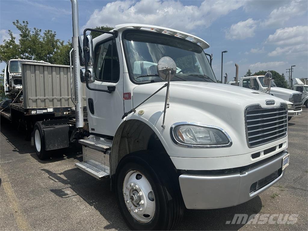 Freightliner M2 106 Тягачі